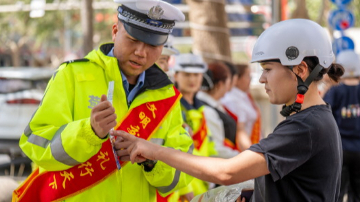 公安聚力护出行 交通安全入民心