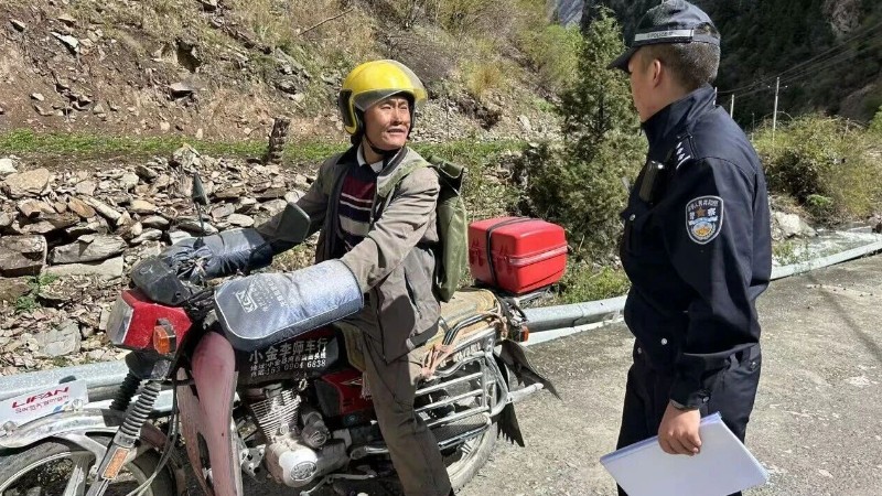 小金县美兴派出所开展汛期安全宣传工作