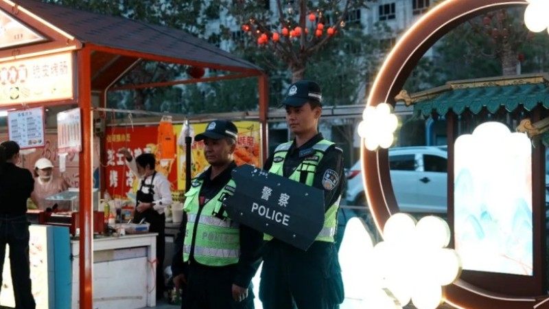 新疆库车市公安局：“藏蓝身影”守夜市 “贴心守护”暖人心