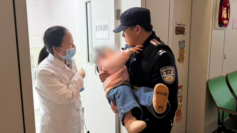 路遇幼童惊厥昏迷 警民紧急接力开辟“生命通道”