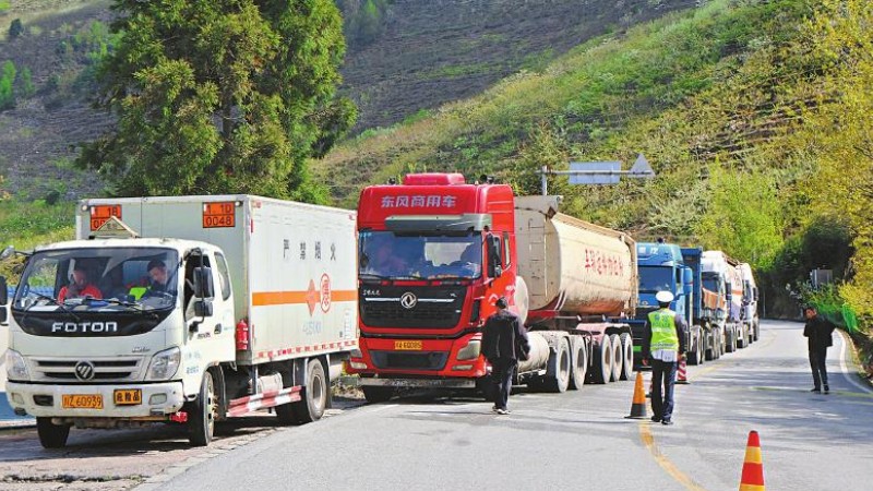 这位“唠叨”的交警 用一次次的叮咛守护平安出行