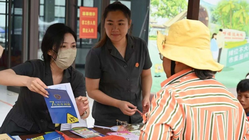 海南保亭法院金江人民法庭走进“三月三”集市开展普法宣传活动
