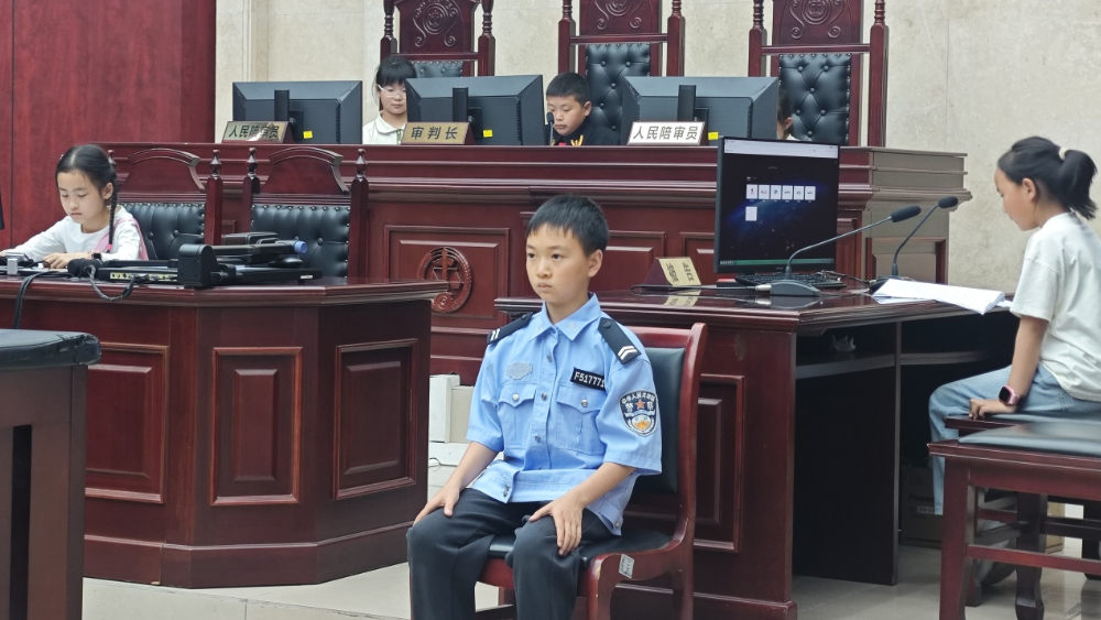 “小法官” 感受法治力量 ——30名东坡小记者走进青神县人民法院