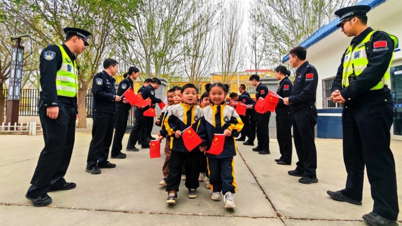 新疆克州边境管理支队恰提铁列克边境派出所：警营开放迎萌娃 安全护航伴成长
