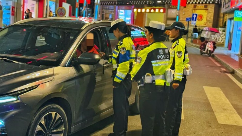 新龙公安交警昼夜坚守筑牢假期出行安全防线