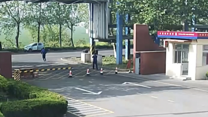 淄博桓台：消防救援站门口两车相撞，岗哨秒级响应紧急救援‍