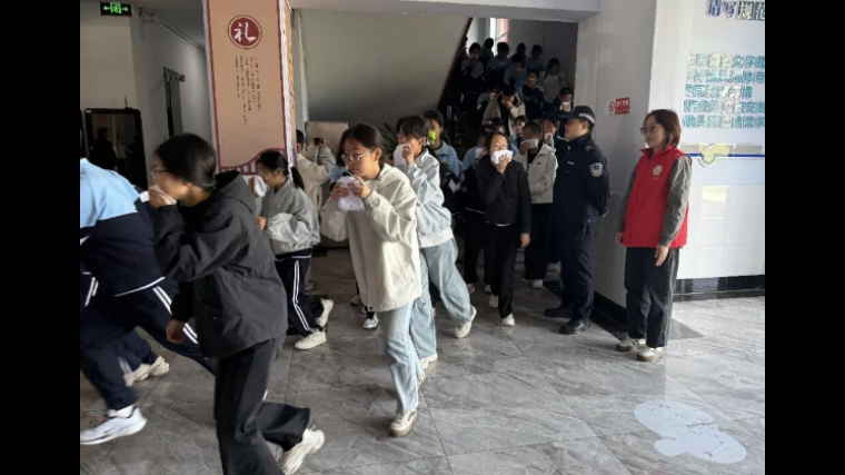 吉林省珲春市公安局靖和派出所开展消防演练 筑牢校园安全屏障