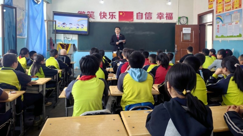 新疆伊宁市人民法院：法治副校长进校园，同学们争当“小法官”