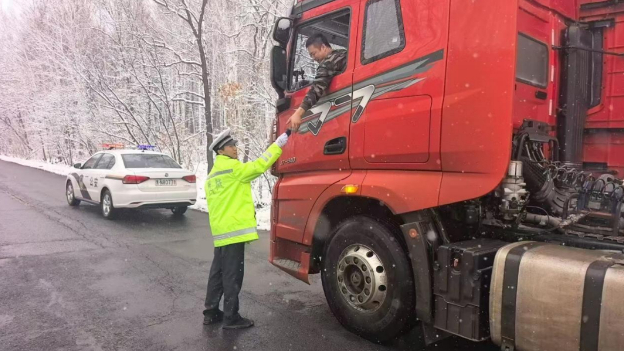 反恐与交巡特警大队：做好雨雪天气交通安全管理工作
