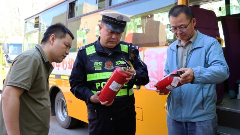 新疆奎屯市公安局交警：给校车做“全身体检” 筑牢幼儿出行安全防线
