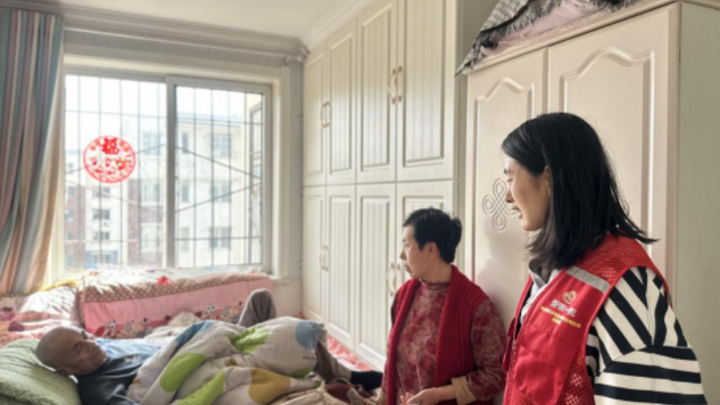 银川市兴庆区玺悦社区：网格上门解愁盼，床边认证保权益
