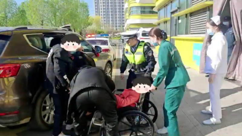 突发心脏病怕堵车延误病情，淄博街头两地警方接力护送