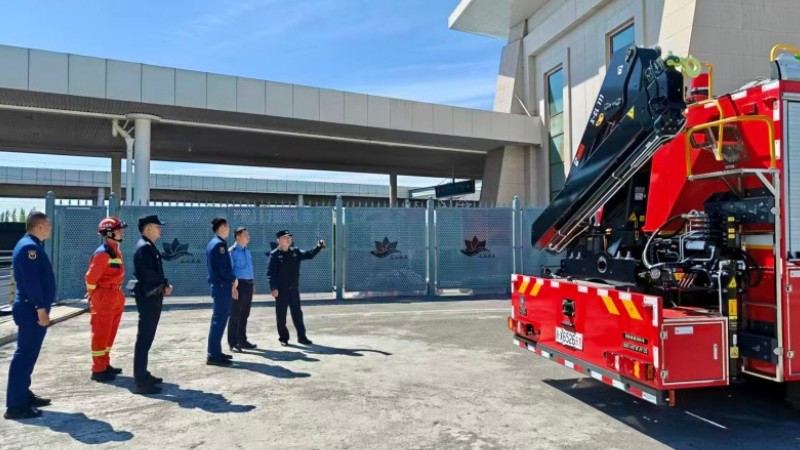 乌鲁木齐铁路公安处石河子站派出所联合消防部门开展高坠风险及消防设施专项排查