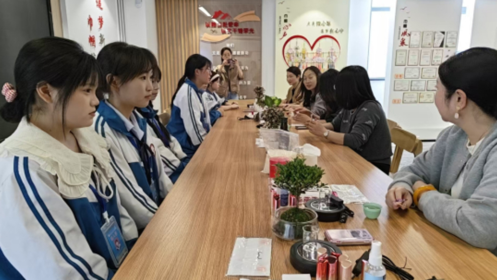 实训场即课堂：四川宣汉职专师生携手研创健康口红