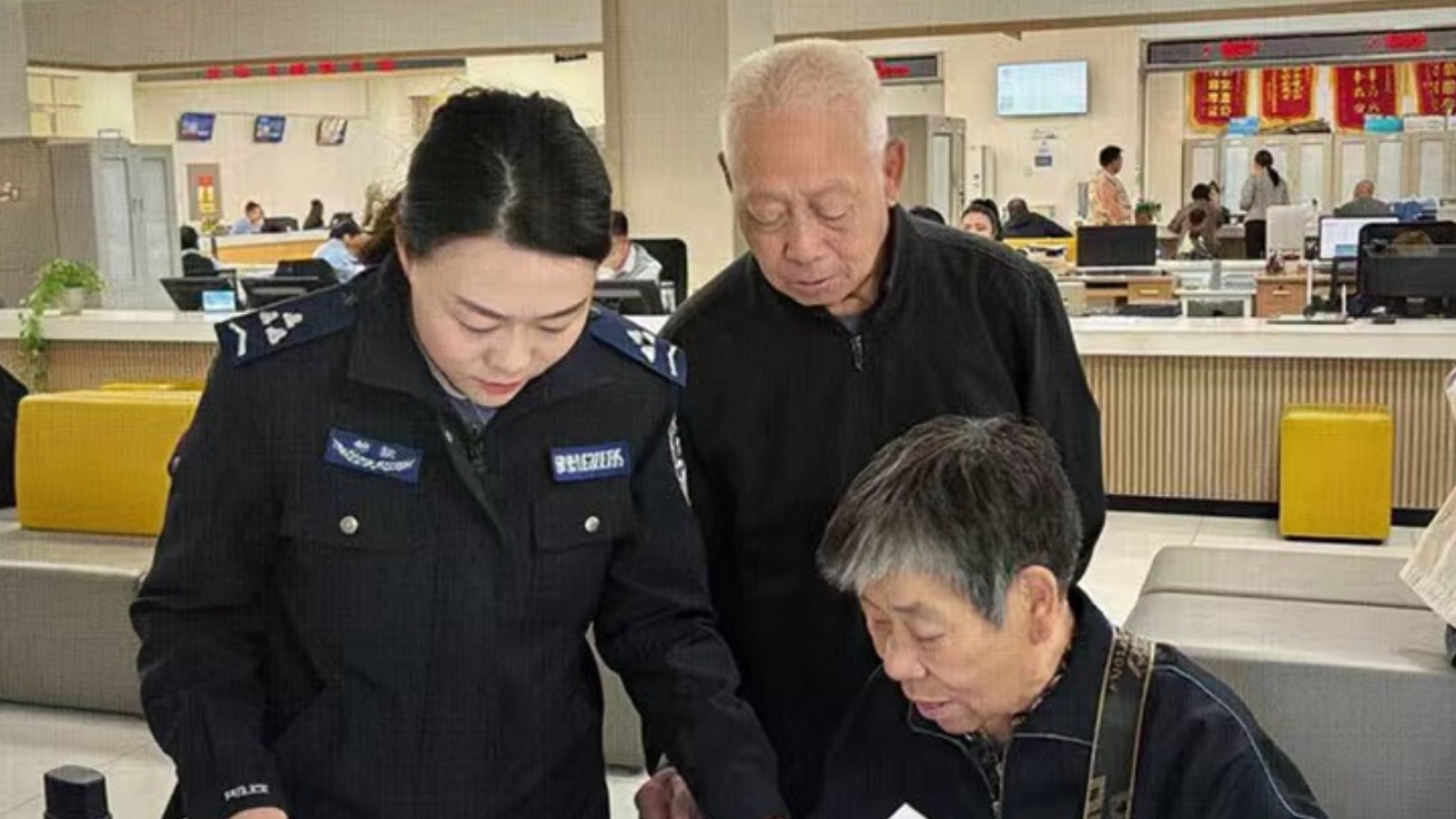 暖心服务零距离 耐心指引暖桑榆