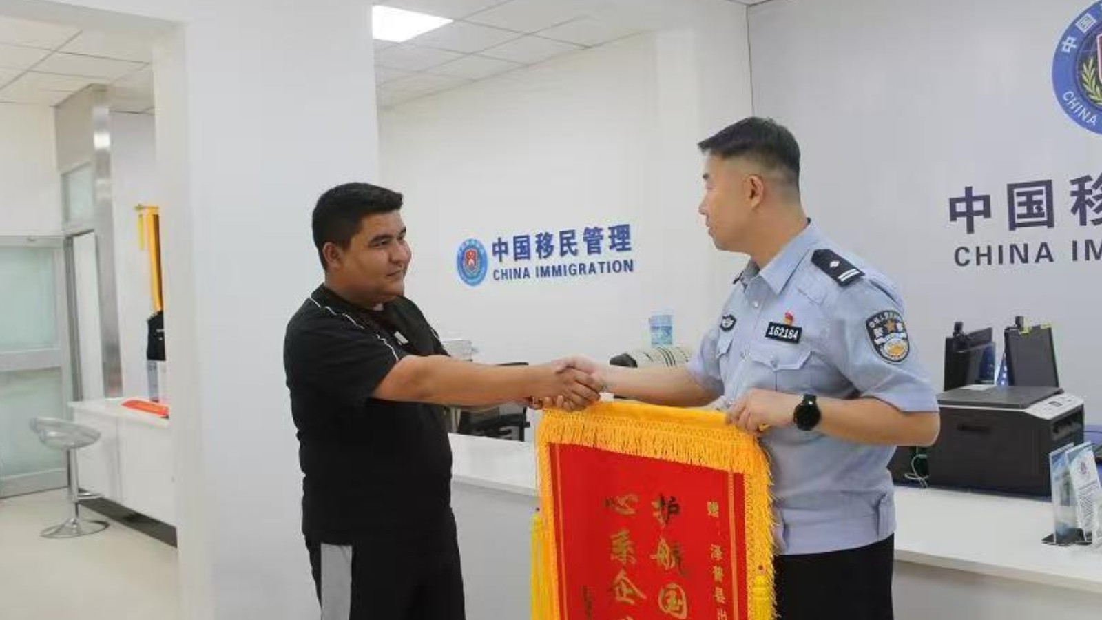 新疆喀什出入境管理部门：纾解企业燃眉之急 优质服务收获诚挚谢意