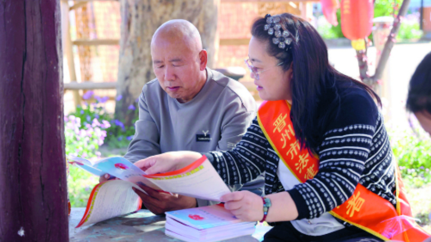 普法宣传进花海 法治护航文明游
