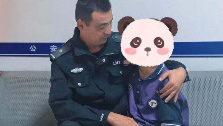 民警深夜巡逻救迷路少年 守护辖区平安不打烊