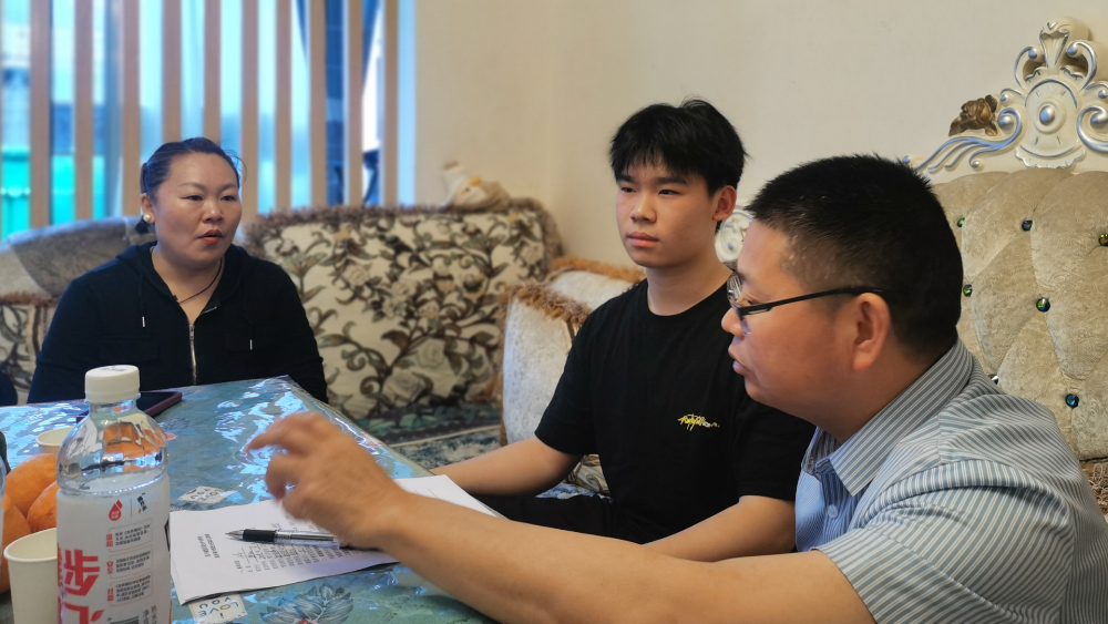 宣汉职专综合高中：家访搭起“暖心桥”家长真情“两坚定”
