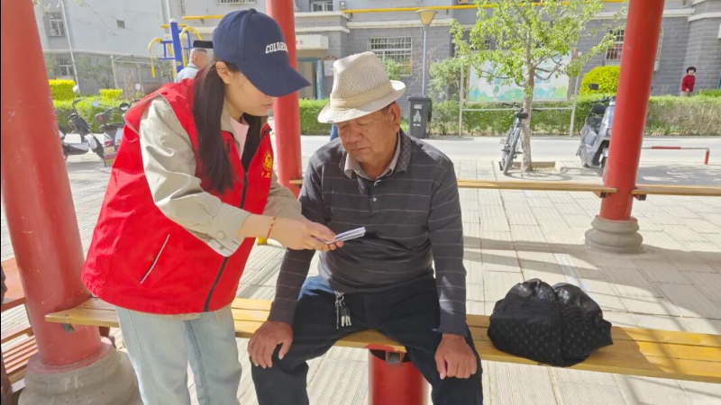 中卫市沙坡头区文苑社区：清理楼道除隐患 普法宣传筑防线