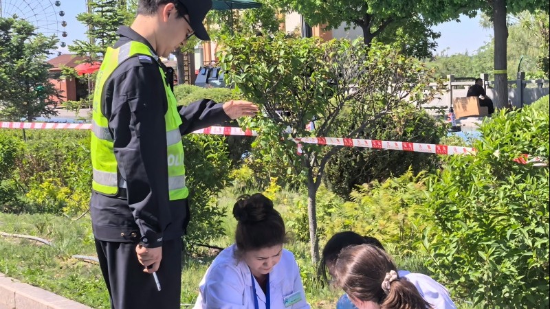 “能帮我挡挡阳光吗？”新疆伊宁市民警以身为伞守护参赛选手