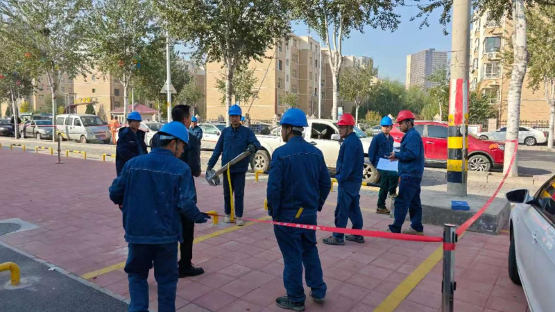 银川市金凤区西湖社区：拔除废旧电杆解民忧 清除出行隐患保平安