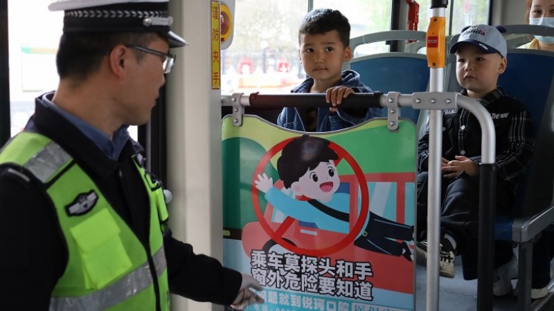 新疆库车市公安局：公交变“课堂” 安全随车行