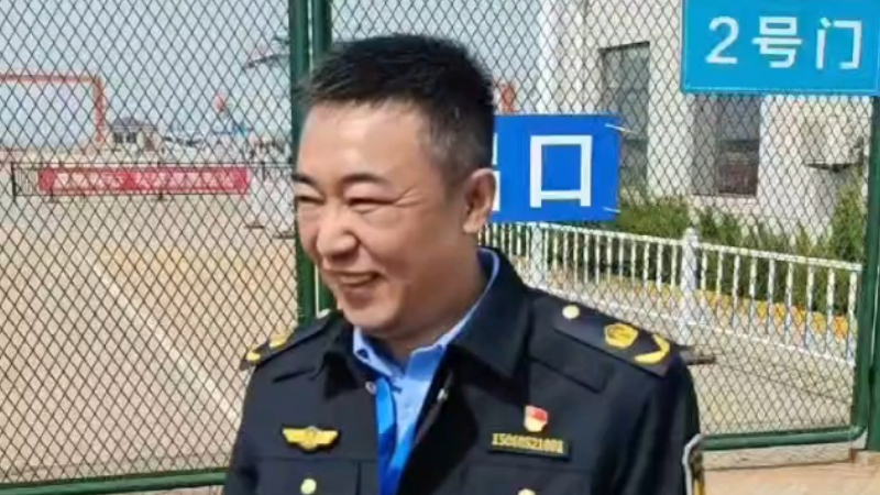 一票难求，市民隔岸追舰，他化身全网最暖心代拍摄影师