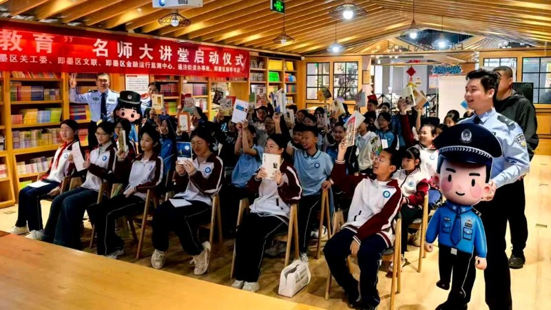 藏蓝伴书香，文化润警心