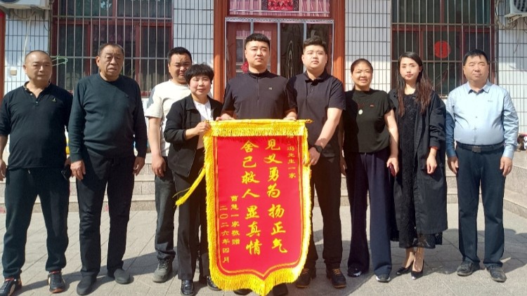 高速路上货车侧翻 三地群众合力救人