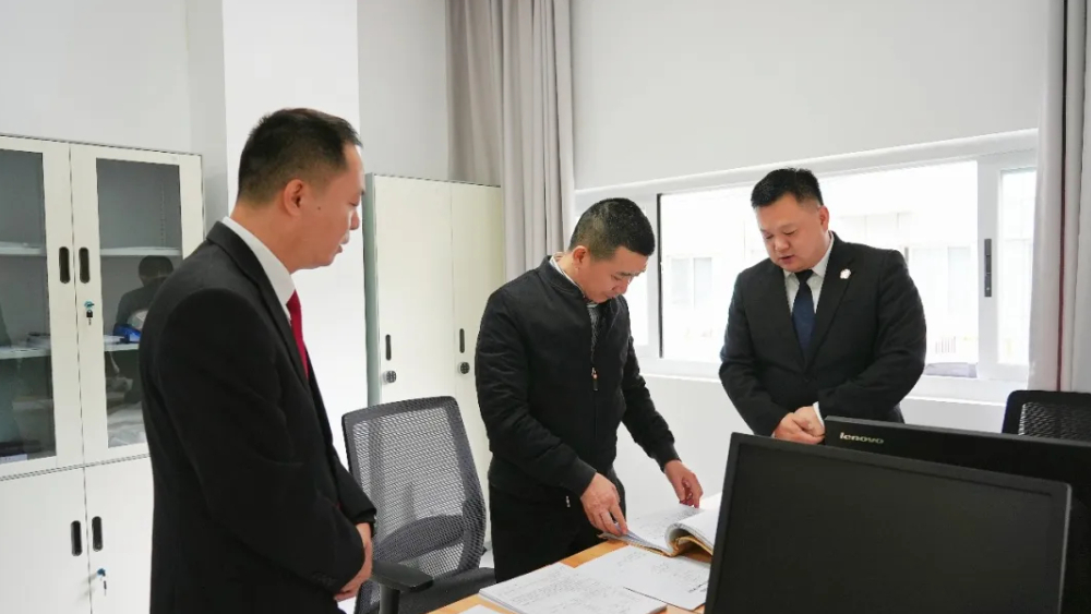 绵阳中院党组书记、院长张阳赴盐亭县法院调研指导“脱薄”工作