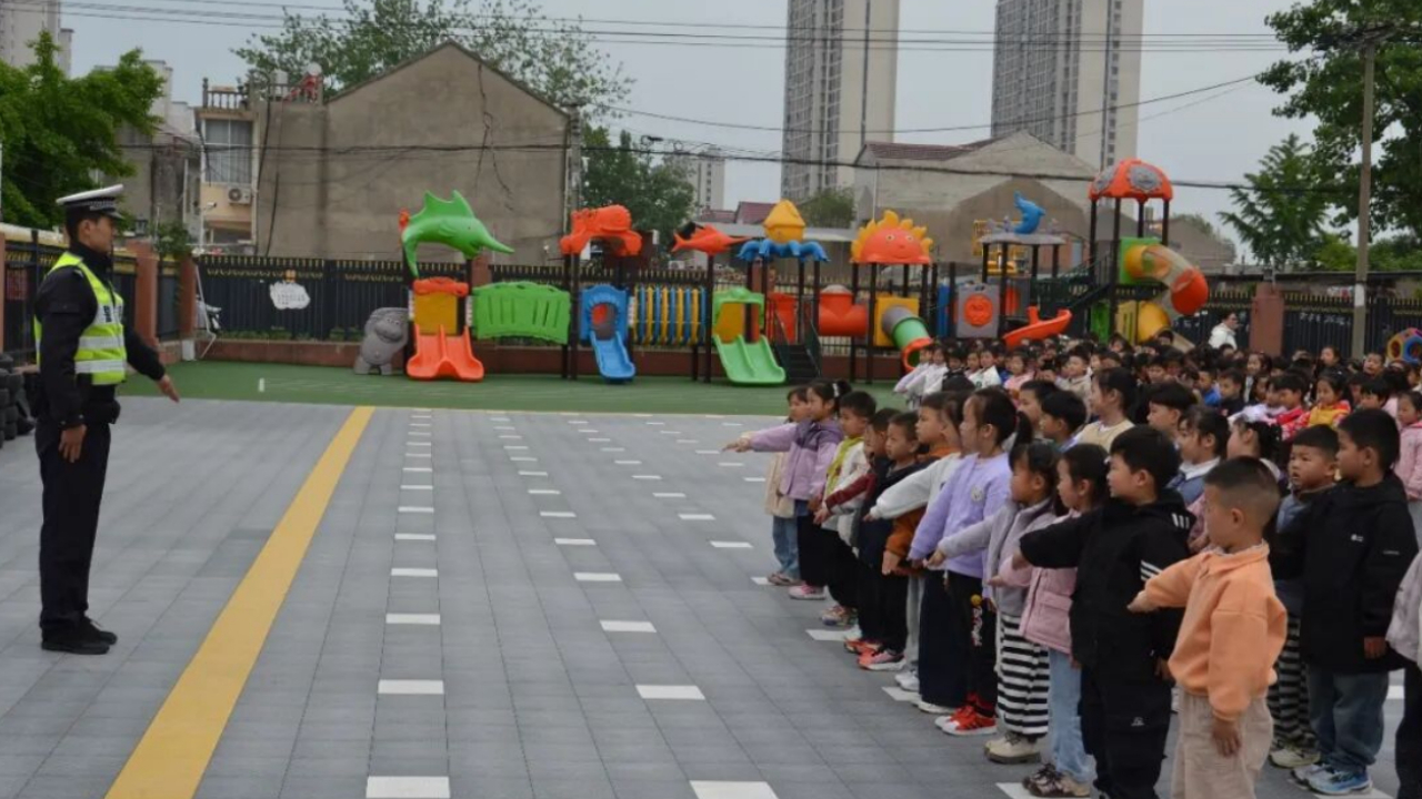 萌娃学交规，安全伴“童”行