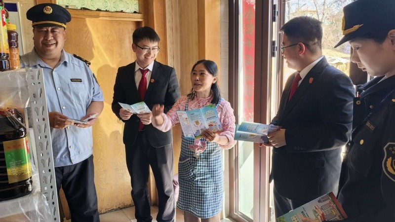 新疆生产建设兵团奇台垦区人民法院联合市场监管所开展知识产权普法宣传活动