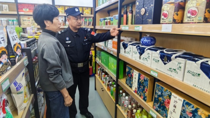 新疆阿勒泰市：筑牢旅游治安安全防线 确保食无忧住无虑游无扰