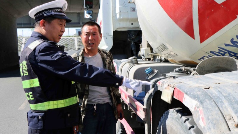 新疆奎屯市公安局交警为货车司机“硬核”守护