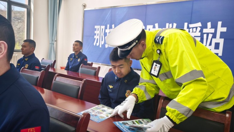 新疆新源县公安局交警：走基层入乡村筑牢“五一”节前交通安全防线