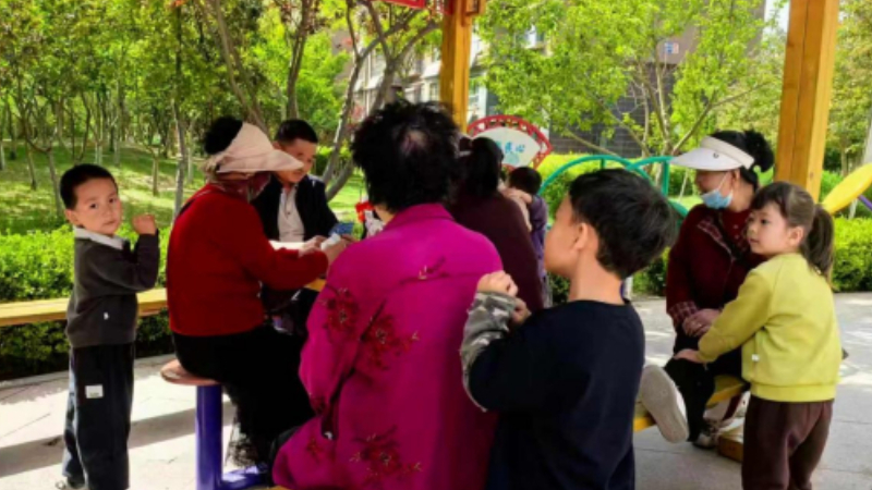 银川市兴庆区迎宾社区：小手擦亮器材 童心温暖社区