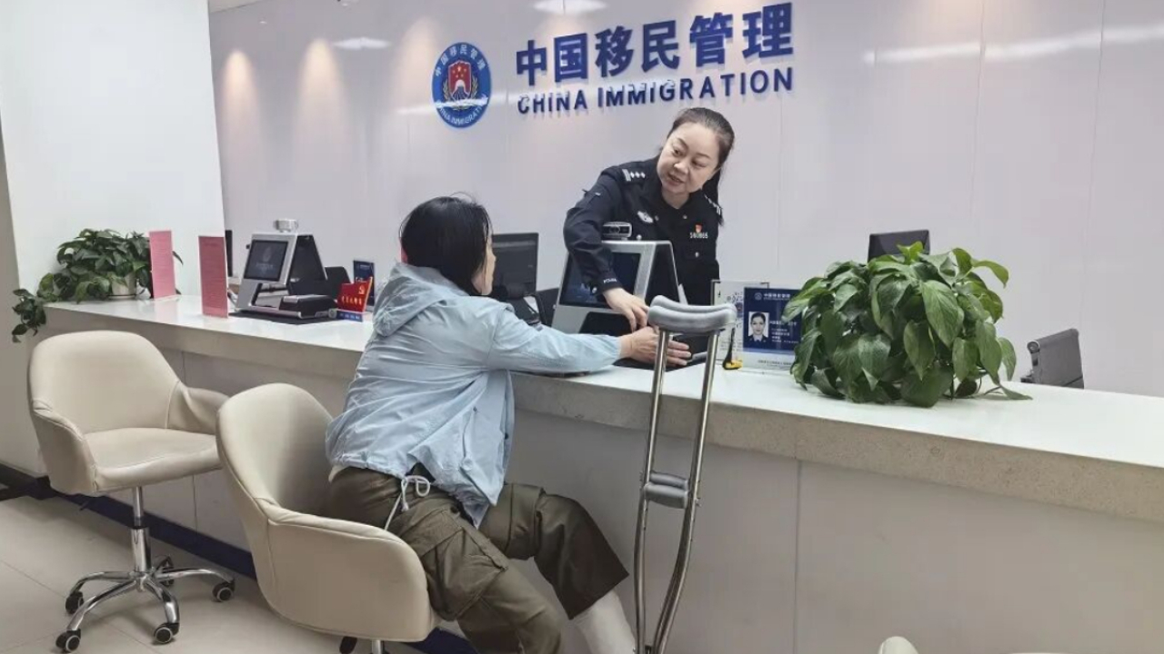 贴心纾困解难 便民办证暖民心