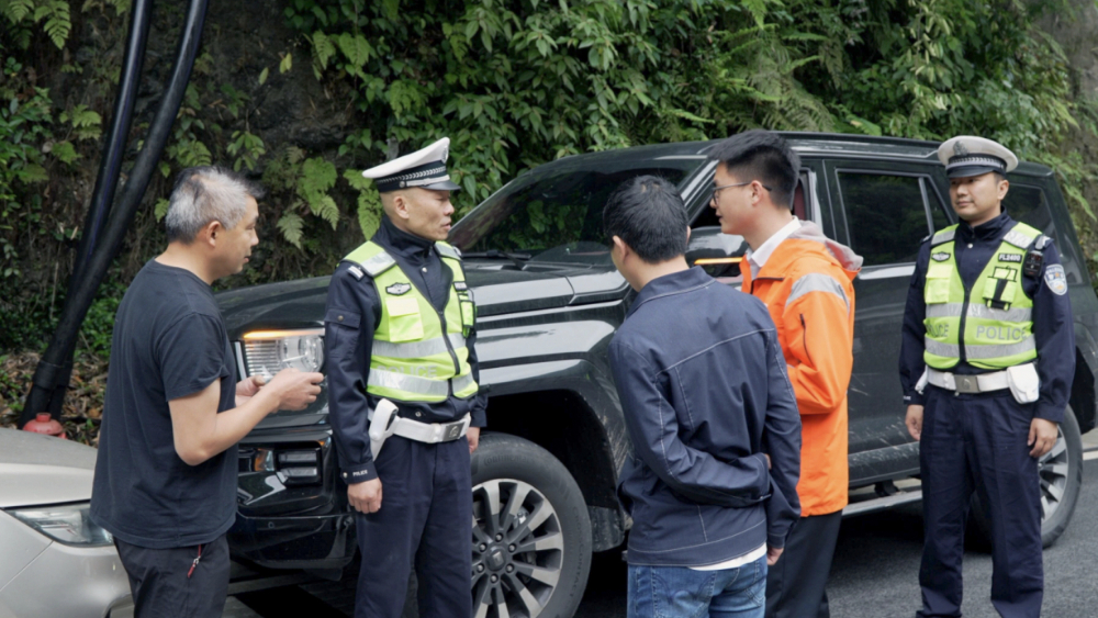 四川乐山交警推出轻微事故一站式快处服务，助力峨眉山景区“五一”畅行