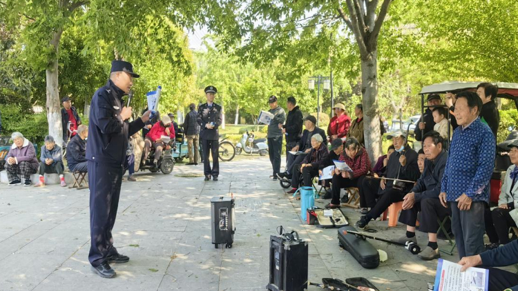 坐着听 站着讲 民警普法暖民心