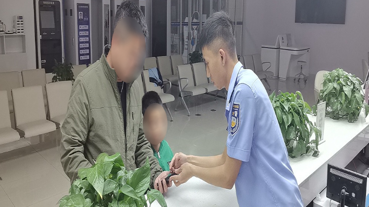 五一办证不缺位 高效服务暖民心