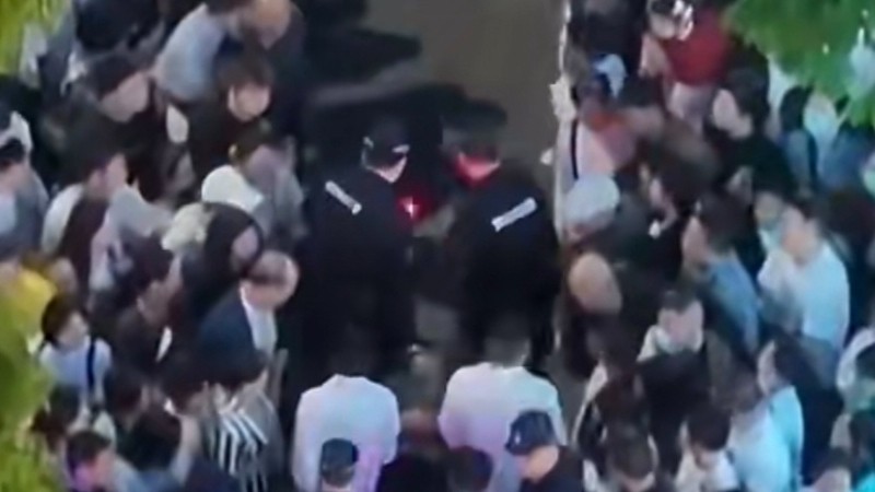2万人的人海，3分钟让出一条生命通道