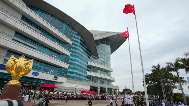 香港举行五四升旗礼纪念红军长征胜利90周年