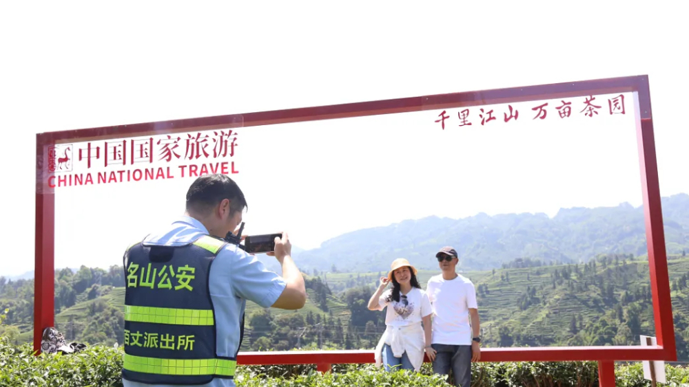 雅安公安丨记者骑进“千里江山图” 见证藏蓝守护“不打烊”