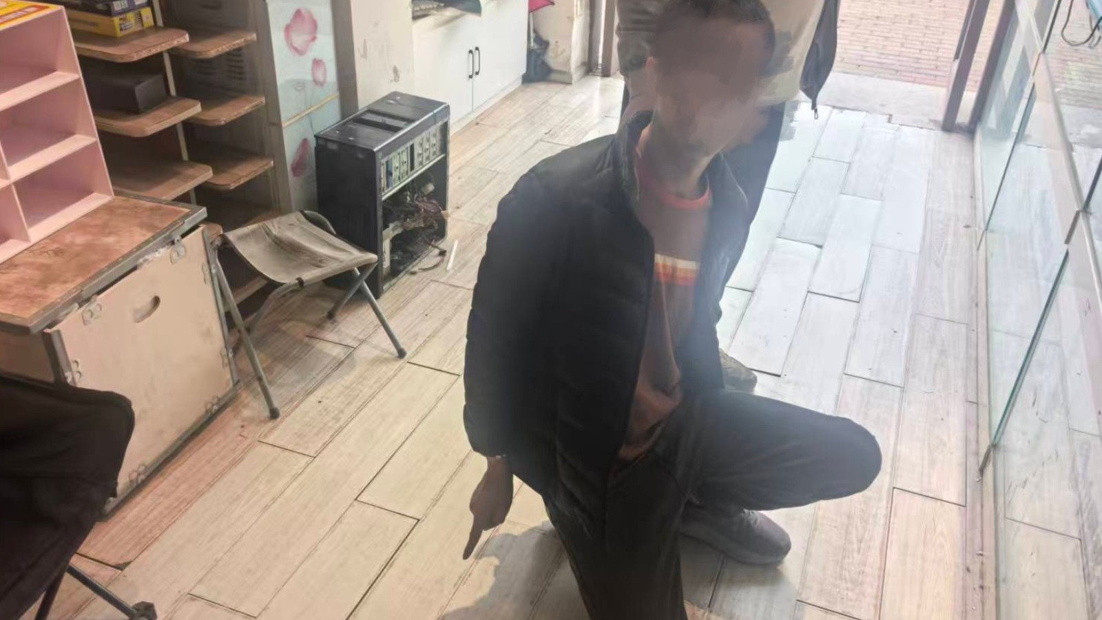 “拉车门”盗窃手机，成都温江警方迅速破案追赃