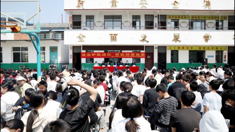 迎五一，护成长——河南省邓州市法院联合市关工委走进穰东镇仲景学校开展普法活动