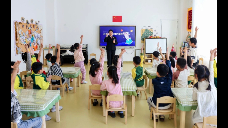 吉林省珲春市法院：法官“阿姨”进课堂 法治种子播心田