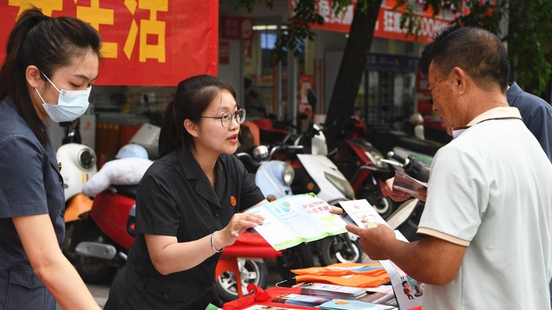 海南陵水法检联动进集市  护苗普法润民心