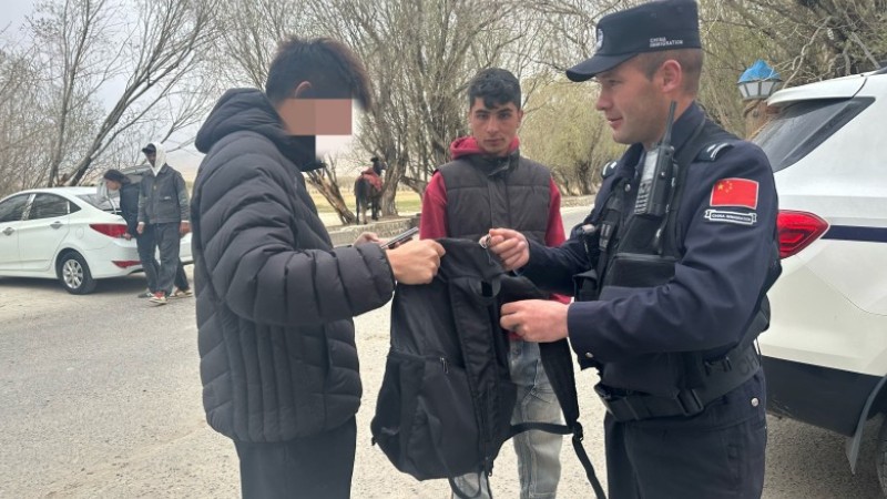 新疆喀什边境管理支队塔合曼边境派出所：群众拾金不昧 民警速寻失主
