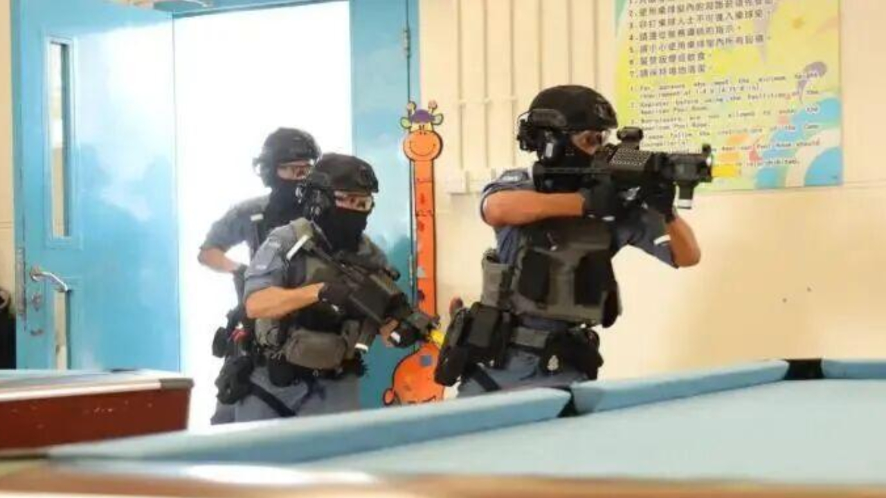 硬核出圈！香港警察持国产冲锋枪亮相，警务处回应